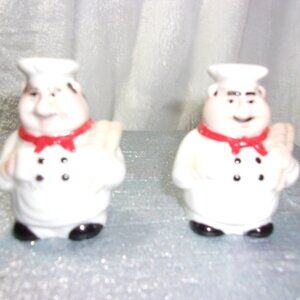 H-414 VINTAGE SET OF CERAMIC CHUNKY ITALIAN BAKER CHEF SALT AND PEPPER SHAKERS